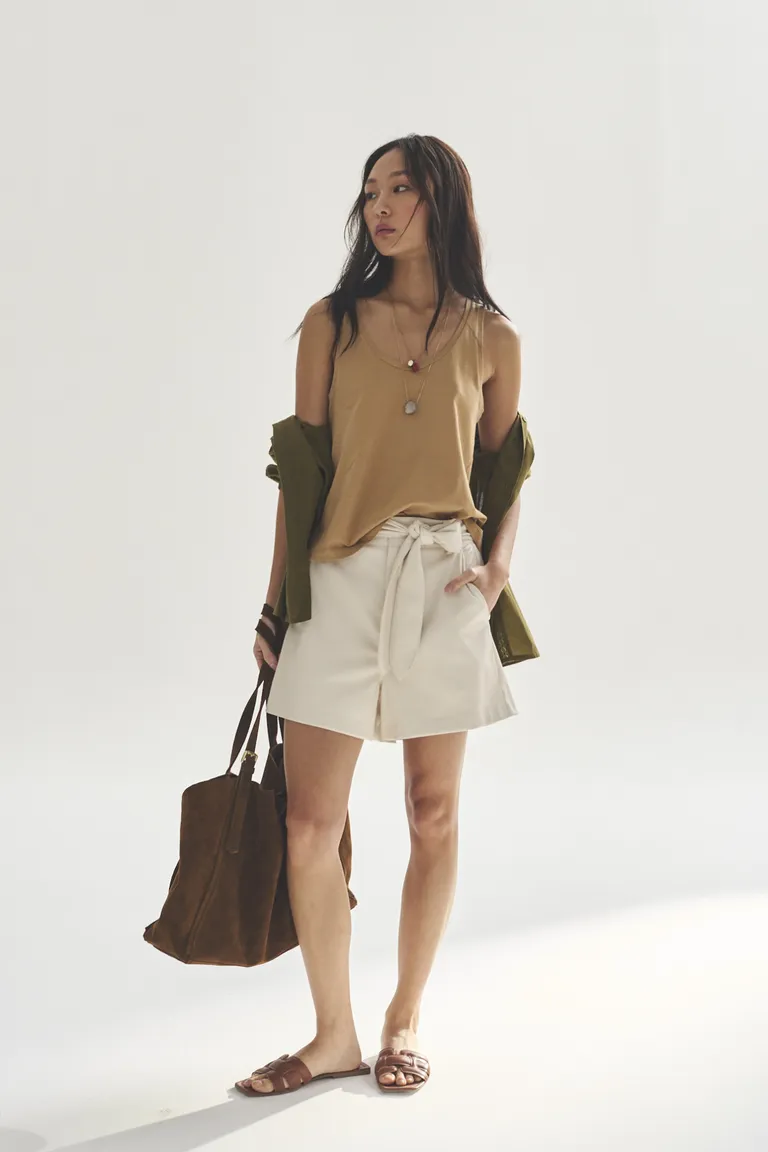 Musculosa básica y elegante para mujer en color beige de Akiabara en Tops para argentina