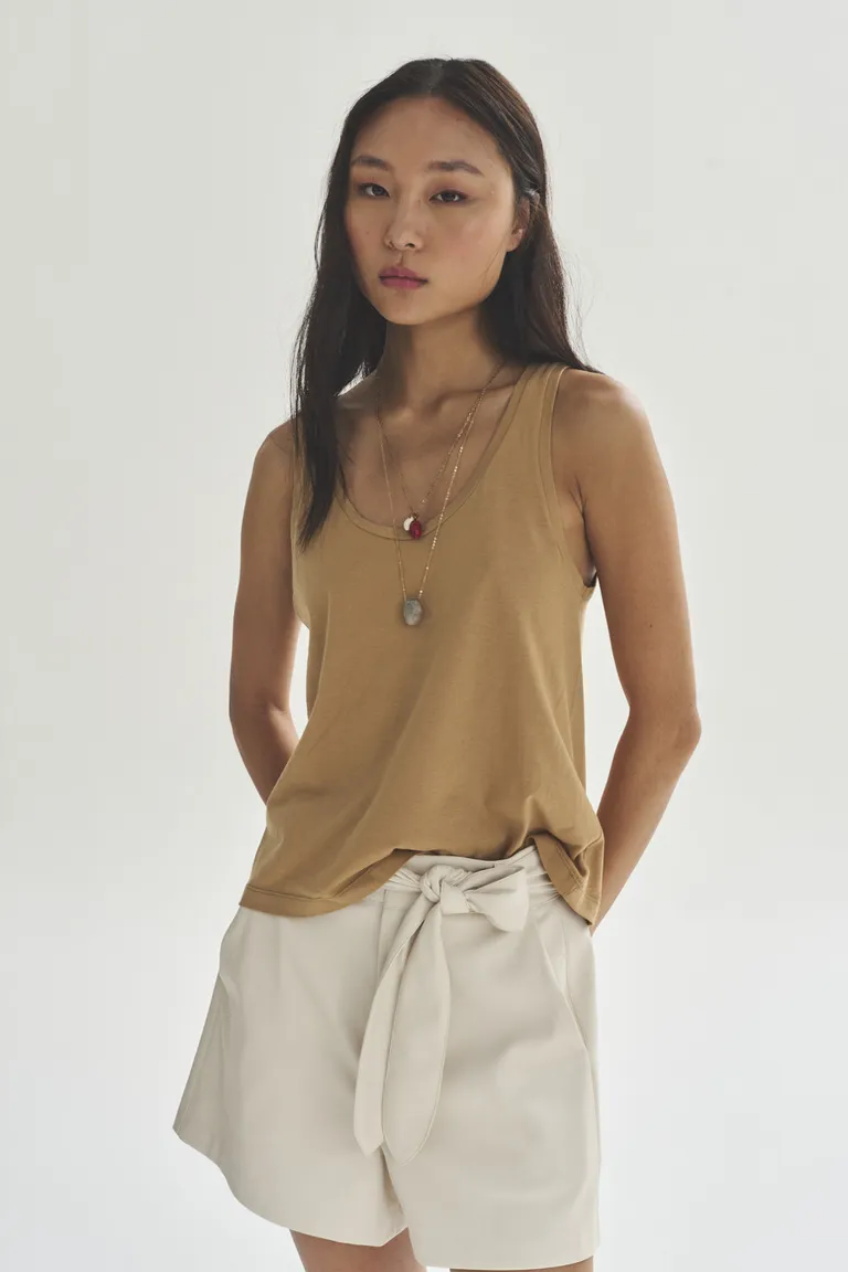 Musculosa básica y elegante para mujer en color beige de Akiabara en Tops para argentina