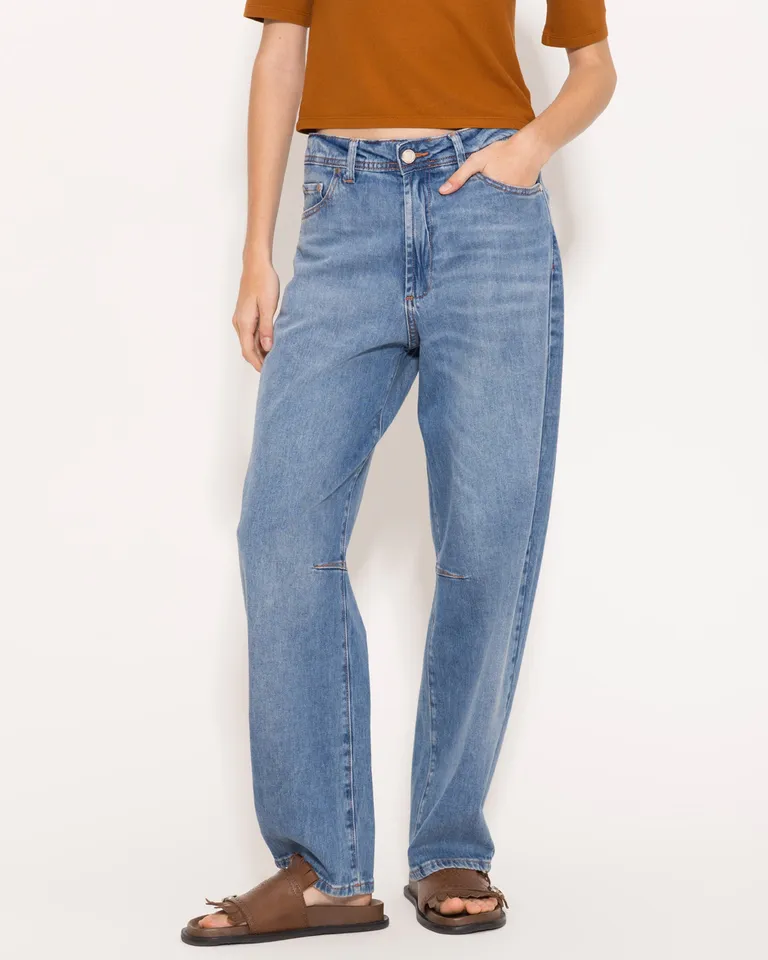 Pantalones vaqueros de corte holgado y silueta relajada para un estilo fresco y desenfadado de Jazmin Chebar en Pantalones para argentina