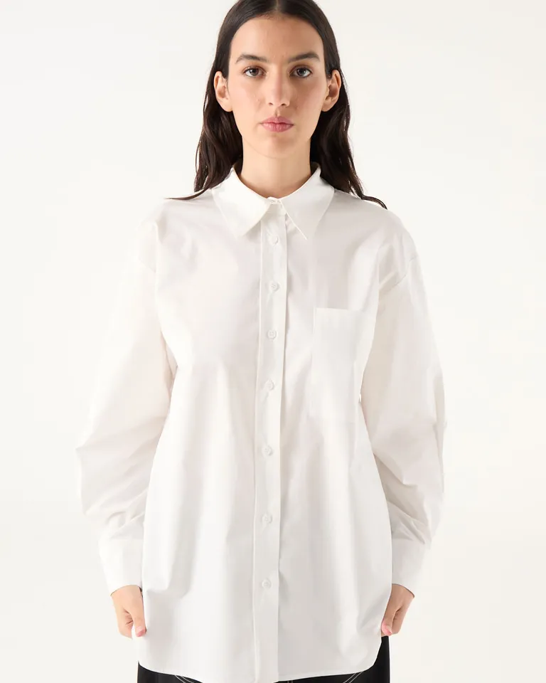 Camisa de calce amplio con sisa holgada, espalda con tabla y largo irregular de Furzai en Camisas para argentina