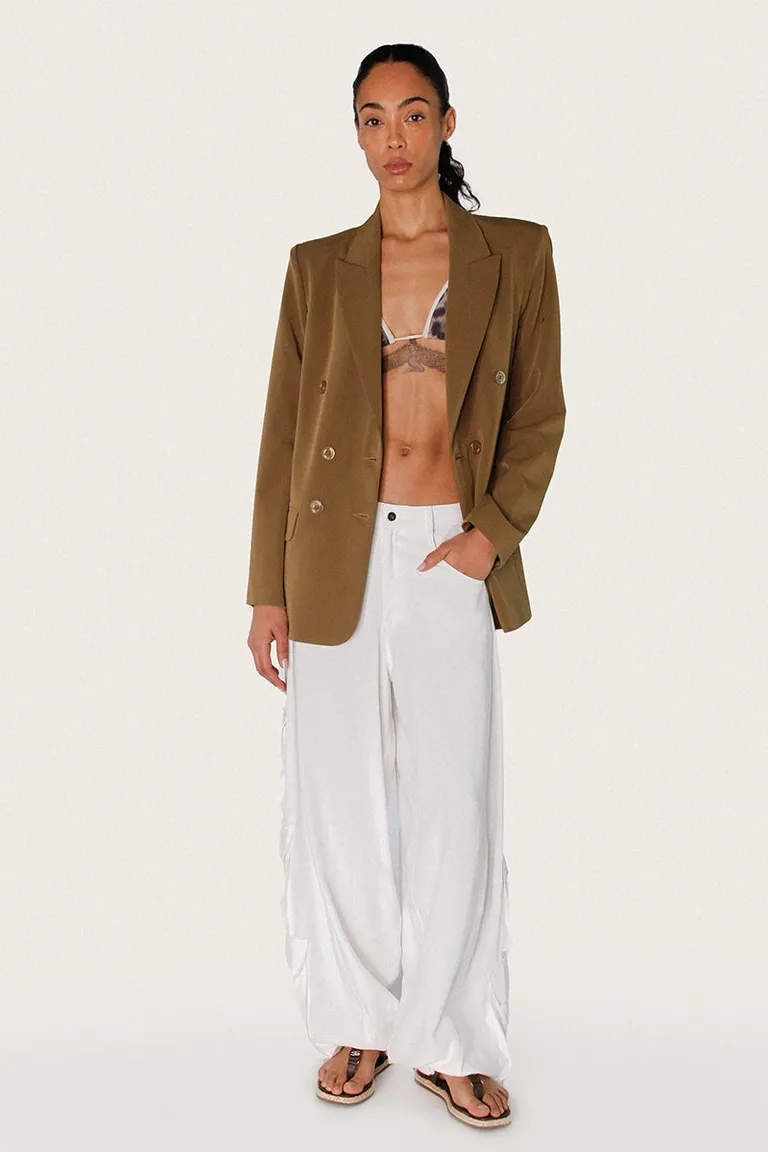 Saco verde oversized con detalles militares y botones personalizados de Sofia Sarkany en Blazers para argentina