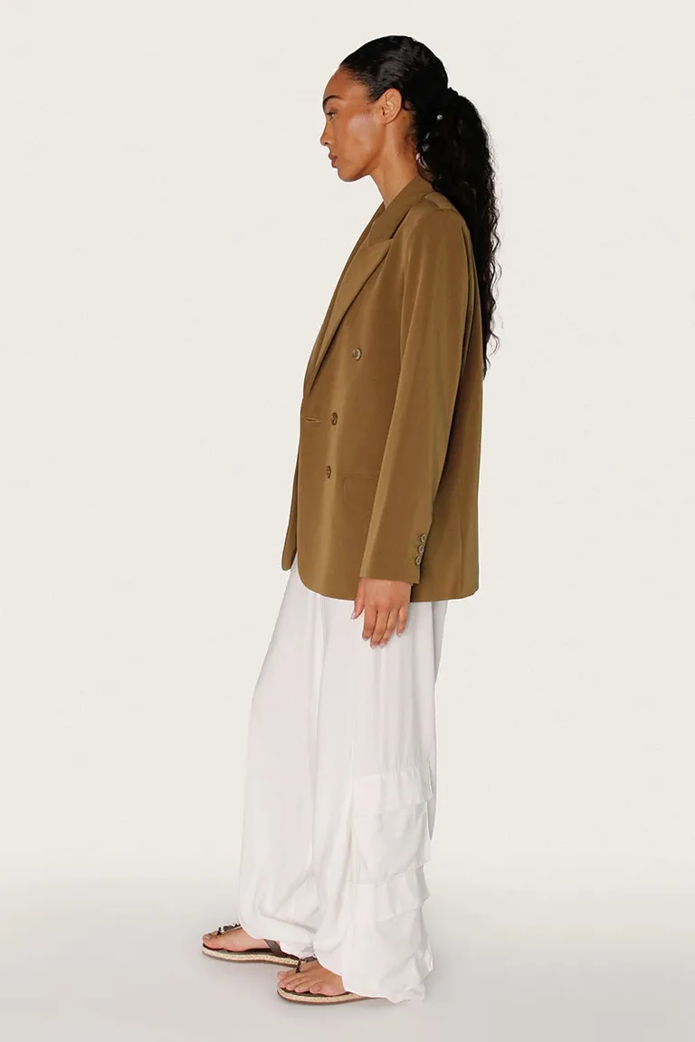 Saco verde oversized con detalles militares y botones personalizados de Sofia Sarkany en Blazers para argentina