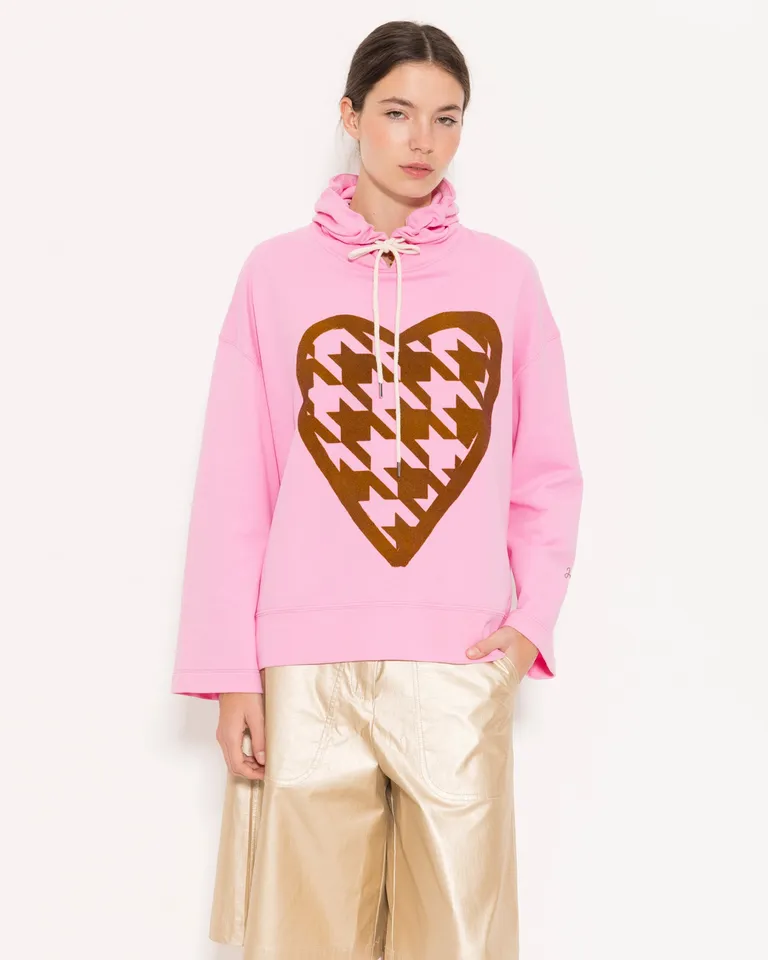 Buzo rosa con estampado de corazón marrón - Prenda abrigada y de moda de Jazmin Chebar en Buzos y Sweaters para argentina