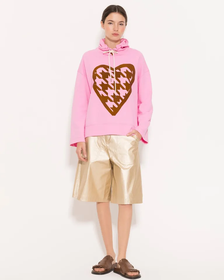 Buzo rosa con estampado de corazón marrón - Prenda abrigada y de moda de Jazmin Chebar en Buzos y Sweaters para argentina