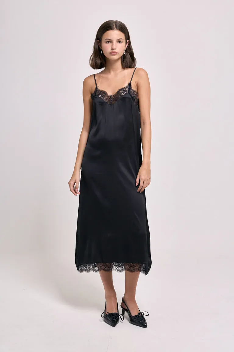 Vestido negro de corte midi con detalles de puntilla en escote, sisa y ruedo de 47 Street en Vestidos para argentina