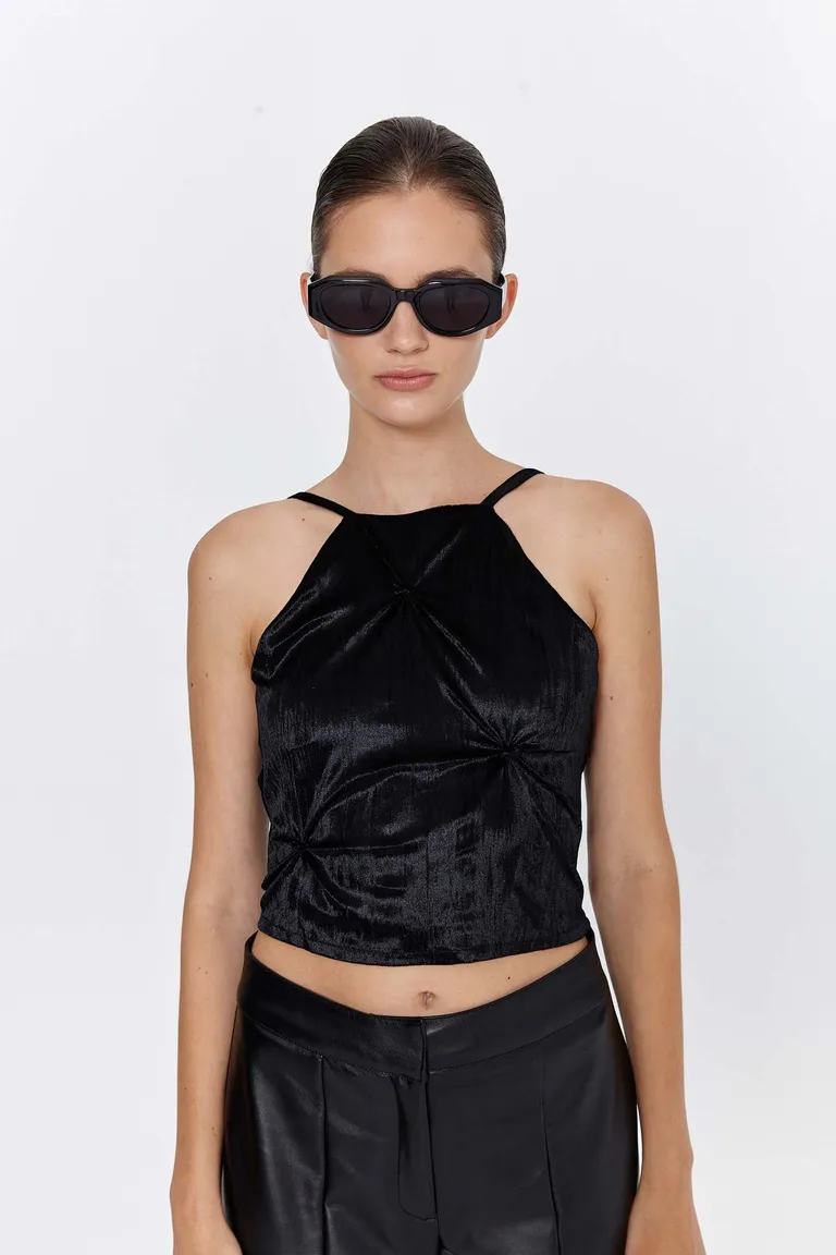 Top elegante de velvet con diseño drapeado y escote halter de Naíma en Tops para argentina