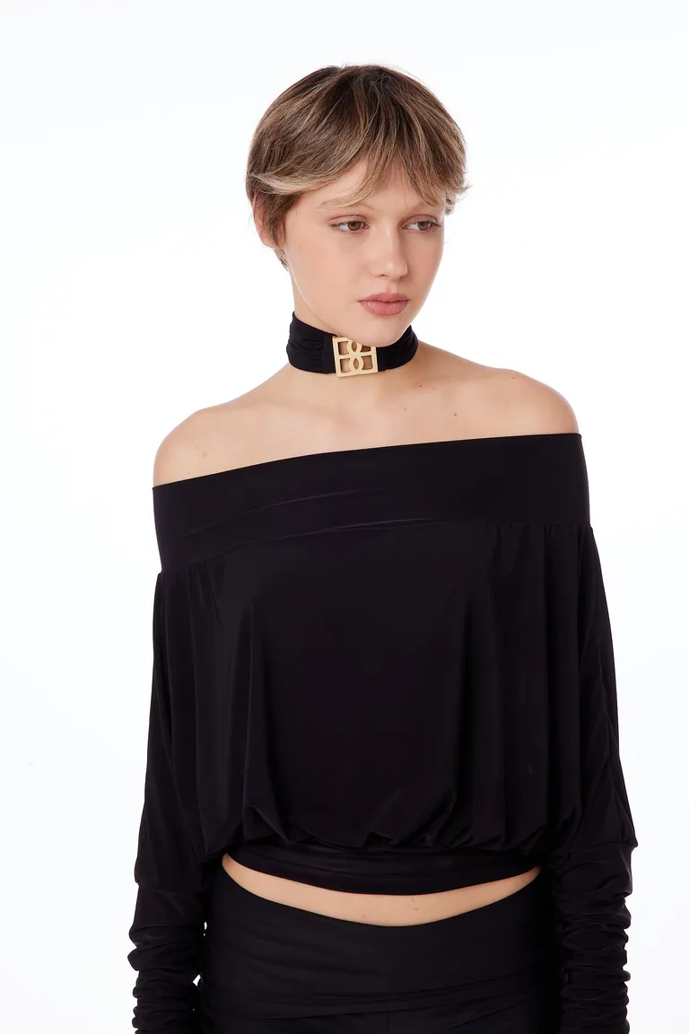 Bufanda de tela negra con detalles dorados: accesorio elegante y práctico de Black Mamba en Bufandas y Pañuelos para argentina