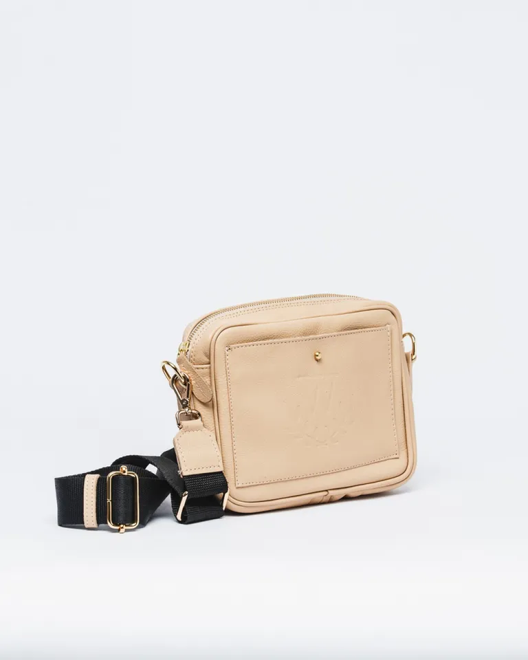 Bandolera rectangular con bolsillo frontal y correa ajustable con herrajes metalicos de Wanama en Bolsos y Carteras para argentina