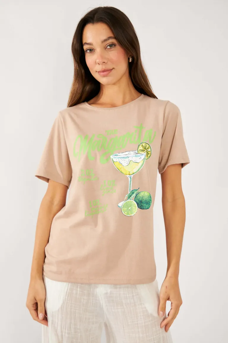 Remera negra con estampado de cóctel de margarita de Belle en Remeras para argentina