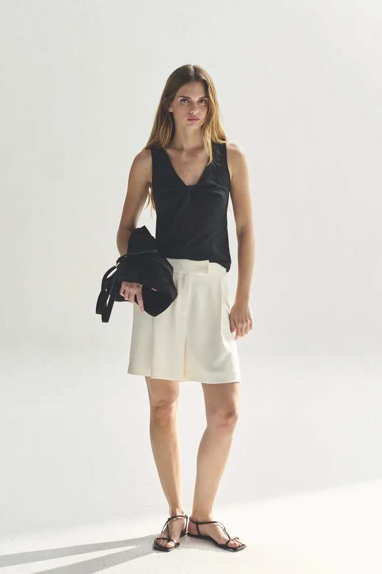 Musculosa negra de corte v para mujer de Akiabara en Tops para argentina