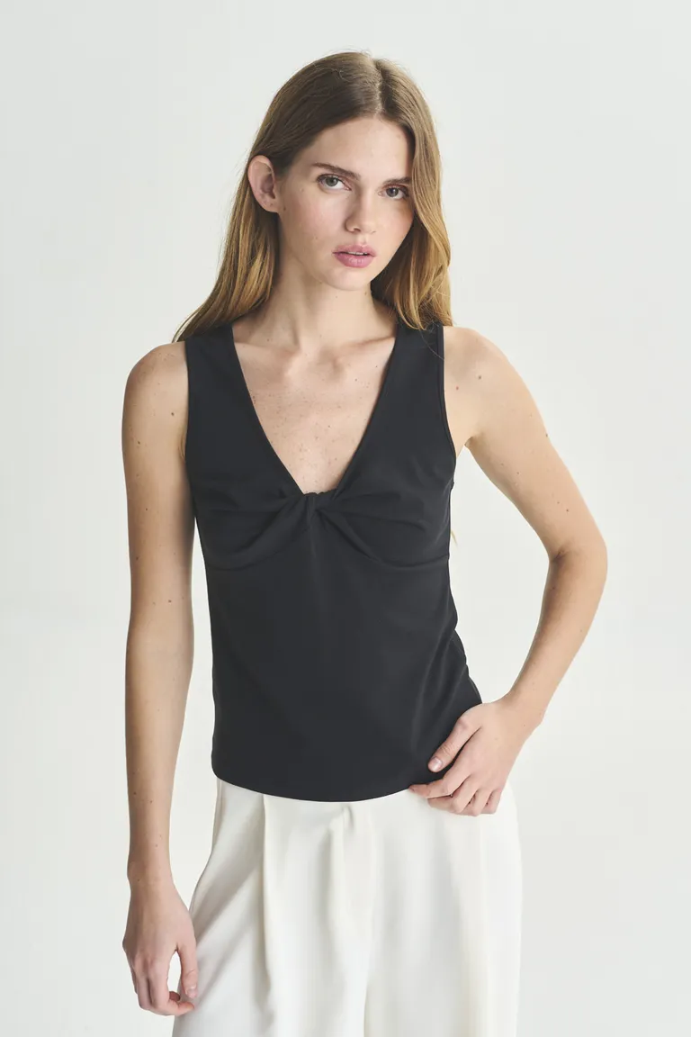 Musculosa negra de corte v para mujer de Akiabara en Tops para argentina