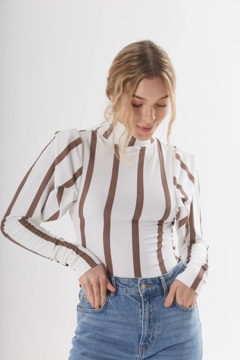 Polera de Rayas Blancas y Negras con Mangas Princess y Pinzas en los Hombros de Belle en Remeras para argentina