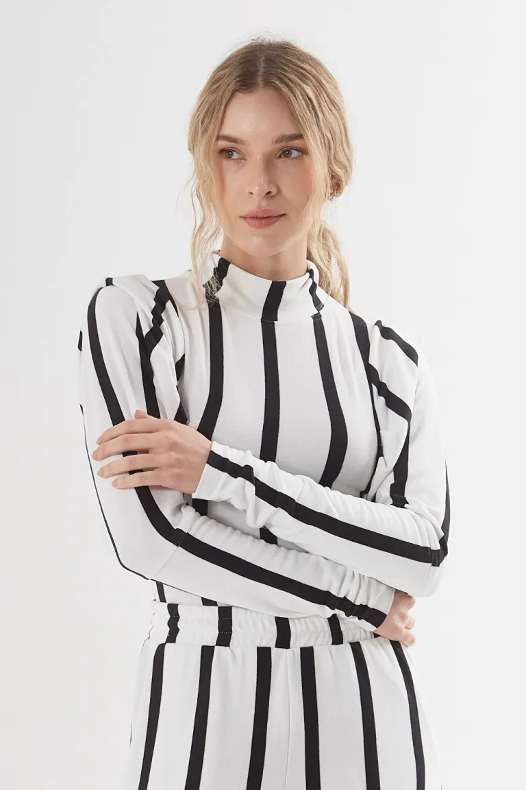 Polera de Rayas Blancas y Negras con Mangas Princess y Pinzas en los Hombros de Belle en Remeras para argentina