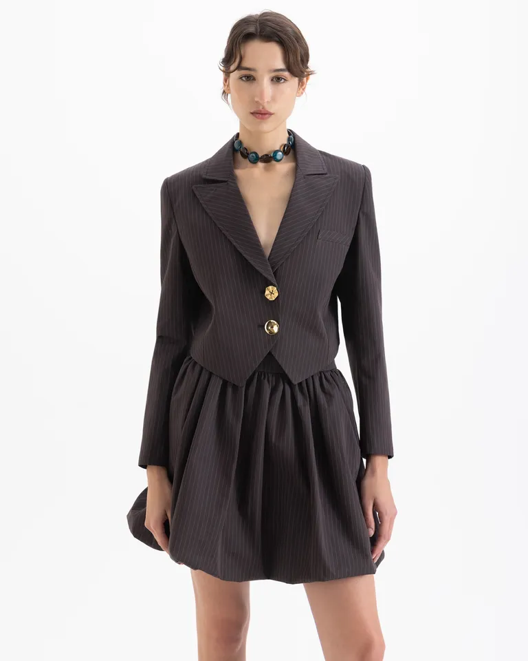 Saco cropped entallado con solapa en pico y botones decorativos frontales de Jazmin Chebar en Blazers para argentina