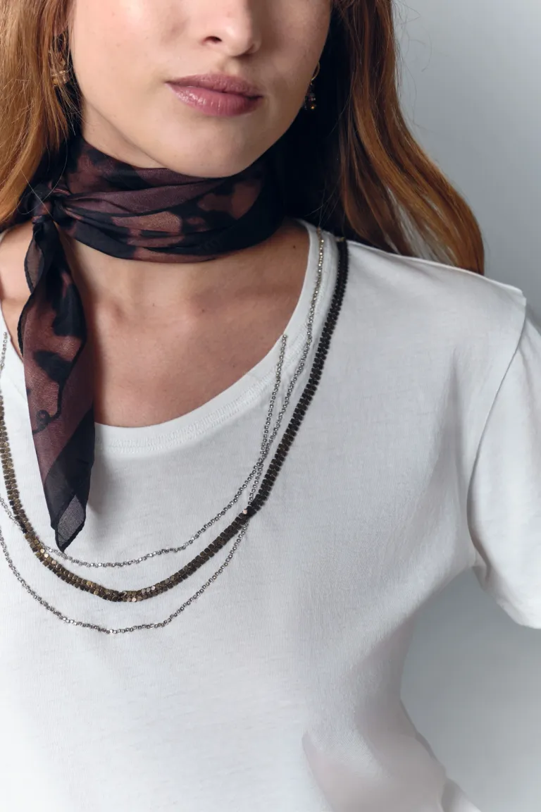 Remera de algodón con aplicaciones metálicas y strass en el escote de Rapsodia en Remeras para argentina