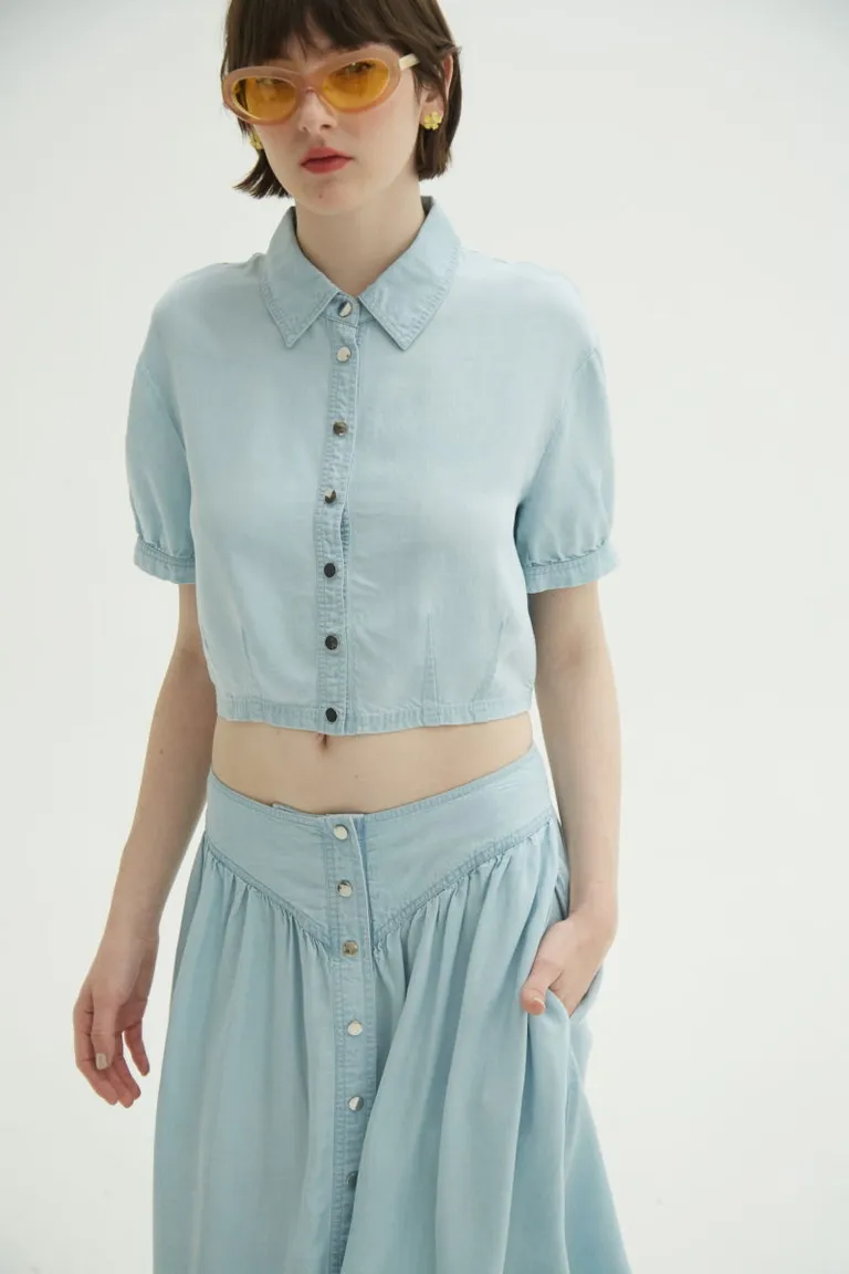 Camisa de lyocell azul con cuello camisero y mangas cortas voluminosas para un look casual y elegante de Las Pepas en Camisas para argentina