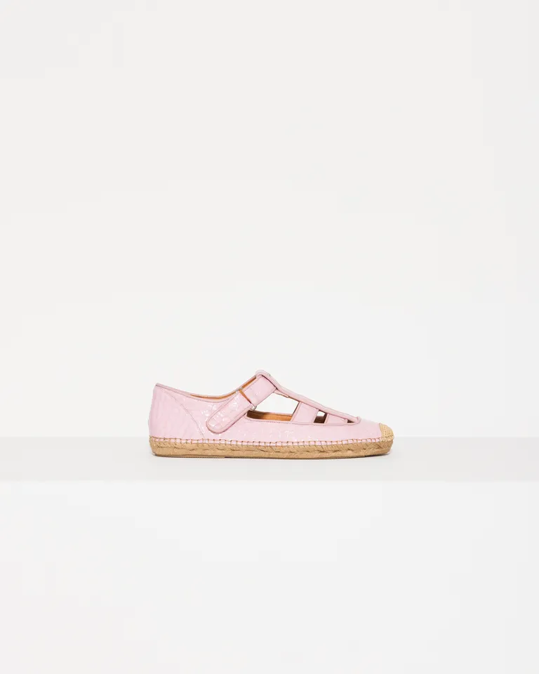 Zueco francisca con tira de velcro ajustable, base de yute y detalle decorativo mini de Jazmin Chebar en Zuecos Planos para argentina