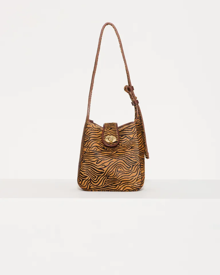 Elegante cartera de gran tamaño con diseño de cebra y cierre metálico de Jazmin Chebar en Bolsos y Carteras para argentina
