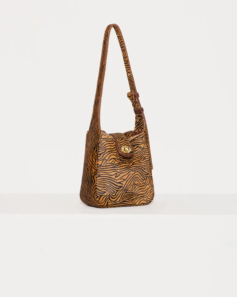 Elegante cartera de gran tamaño con diseño de cebra y cierre metálico de Jazmin Chebar en Bolsos y Carteras para argentina