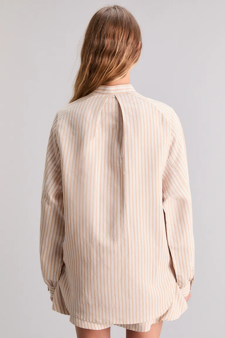 Camisa mindful oversize de viscosa con estampado rayado en tono beige de Kosiuko en Camisas para argentina