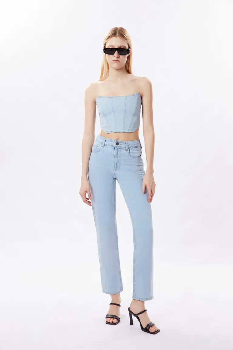 Top corsetero de denim celeste con costuras que moldean la figura de Naíma en Tops para argentina