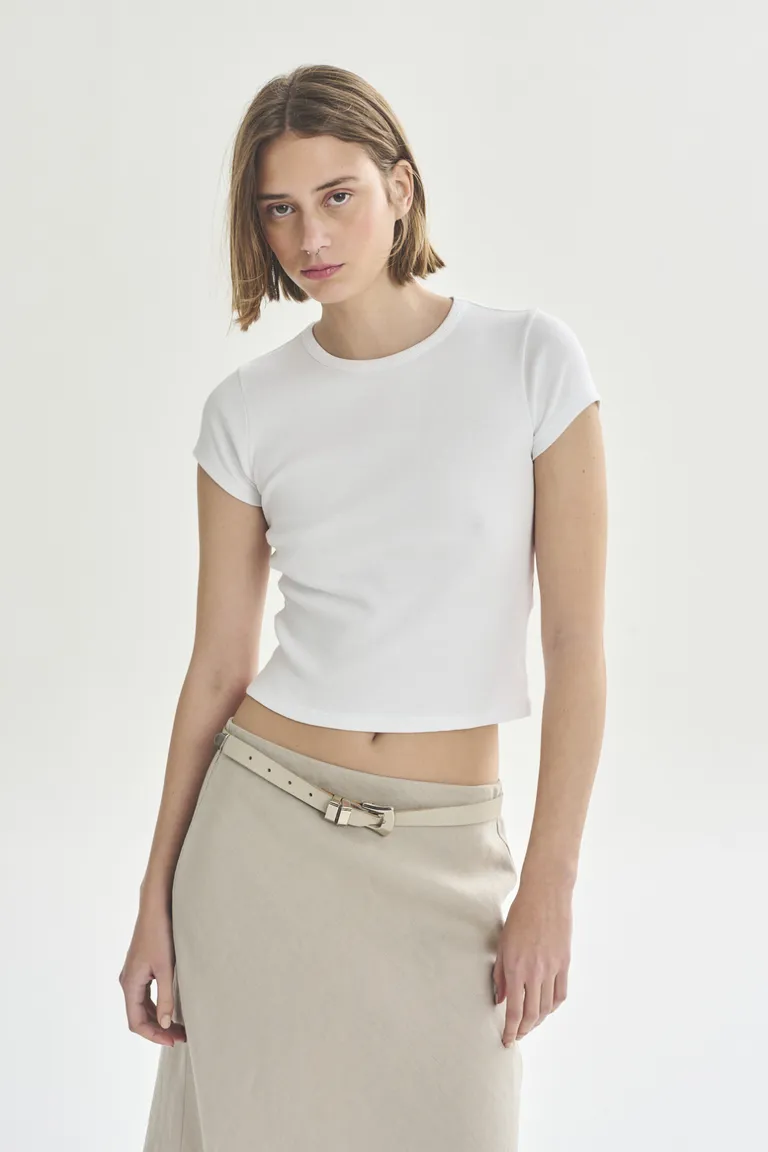 Remera de corte recto y manga corta para mujer en color blanco de Akiabara en Remeras para argentina