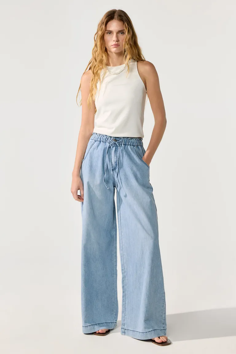 Pantalón ancho y ligero de tencel con detalle de botón metálico en forma de rosa de Cuesta Blanca en Pantalones para argentina