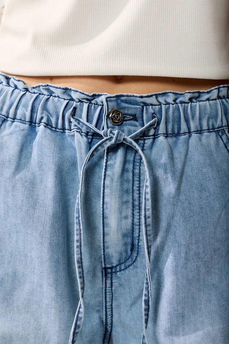 Pantalón ancho y ligero de tencel con detalle de botón metálico en forma de rosa de Cuesta Blanca en Pantalones para argentina