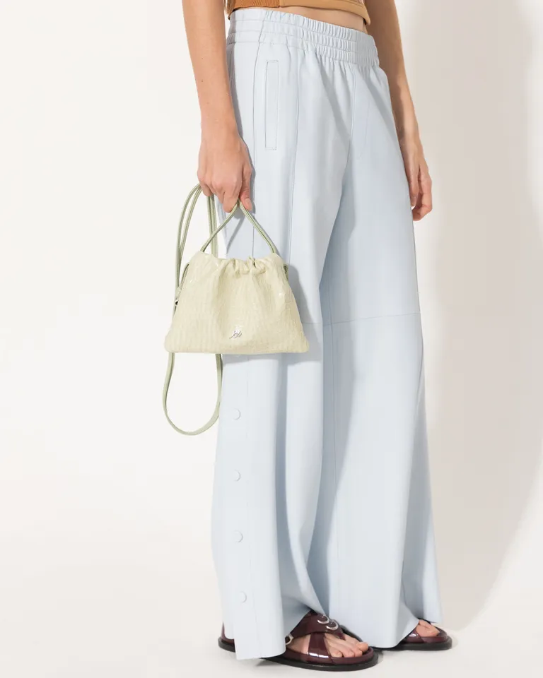 Bolso mini de cuero blanco con detalles en punteras y pasadores diseñados de Jazmin Chebar en Bolsos y Carteras para argentina