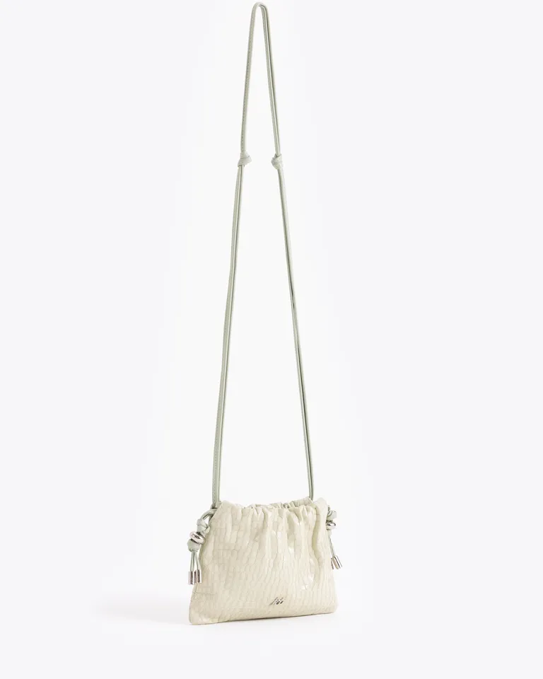 Bolso mini de cuero blanco con detalles en punteras y pasadores diseñados de Jazmin Chebar en Bolsos y Carteras para argentina