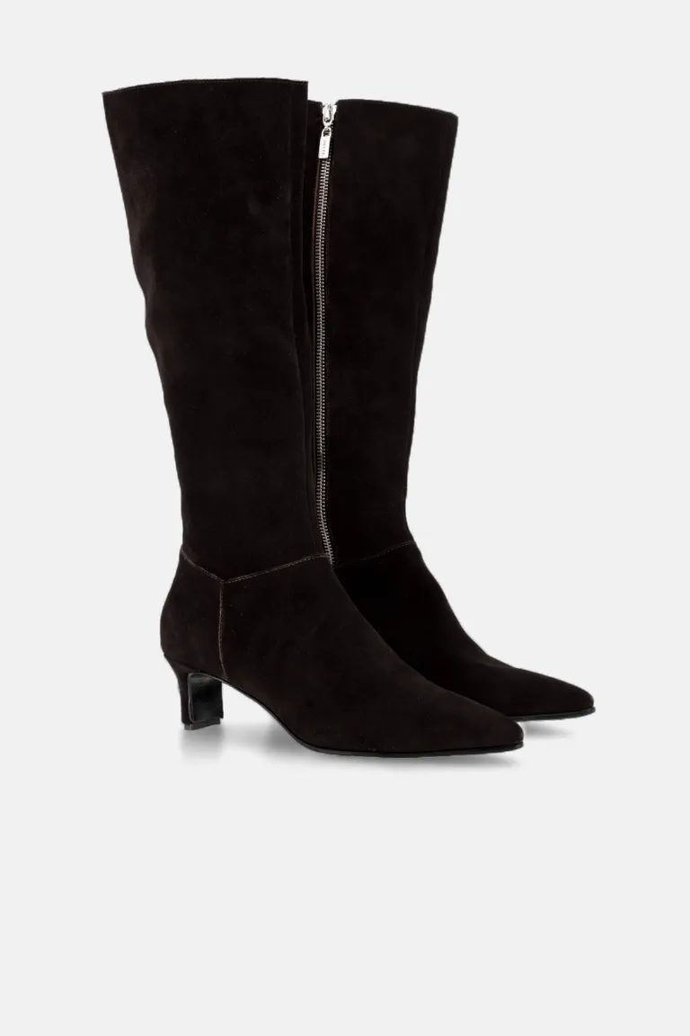 Bota de caña alta con punta fina y taco bajo de cinco centímetros de Justaosadia en Botas y Botinetas para argentina