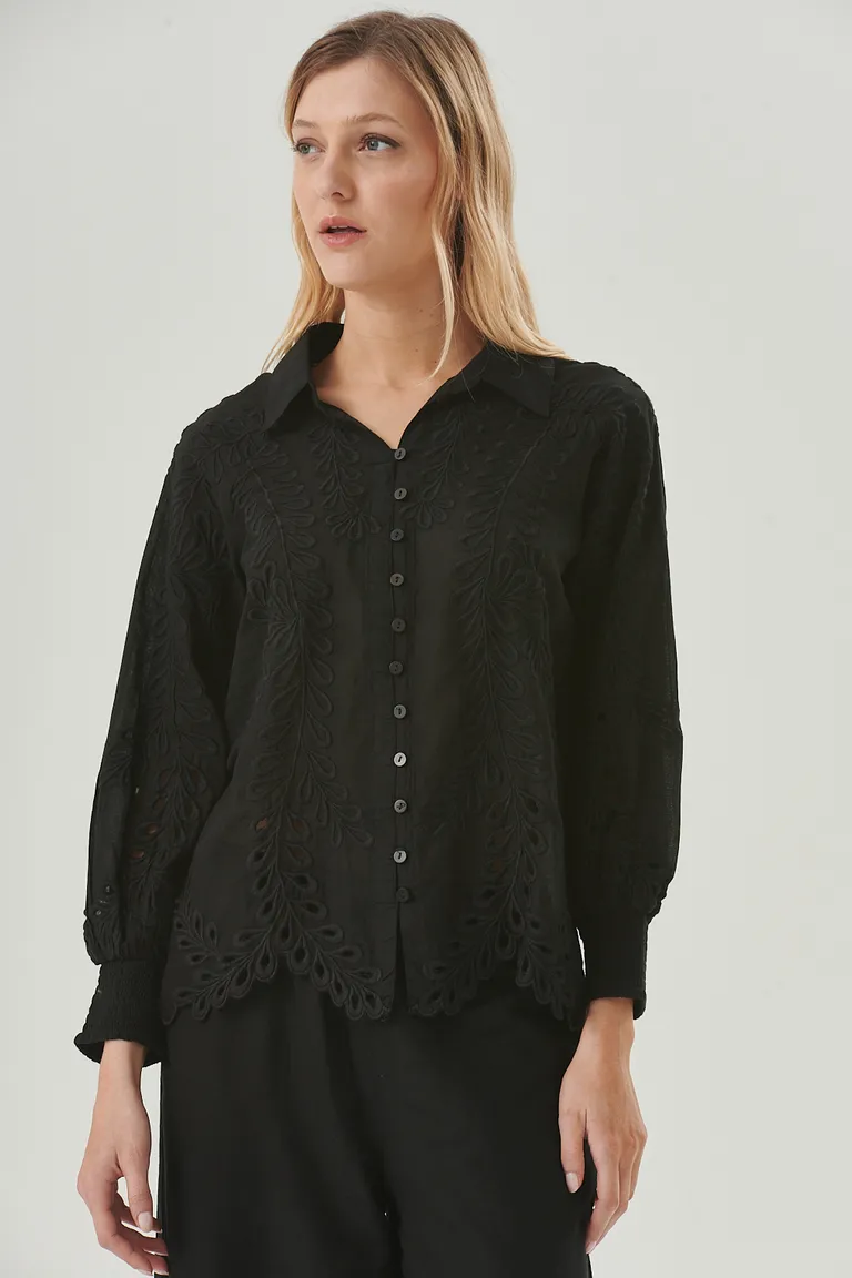 Camisa negra con bordados artesanales y detalles festoneados para un estilo elegante y femenino de Sweet en Camisas para argentina