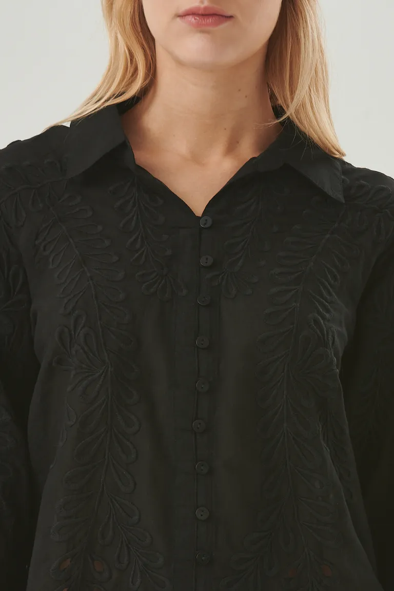 Camisa negra con bordados artesanales y detalles festoneados para un estilo elegante y femenino de Sweet en Camisas para argentina