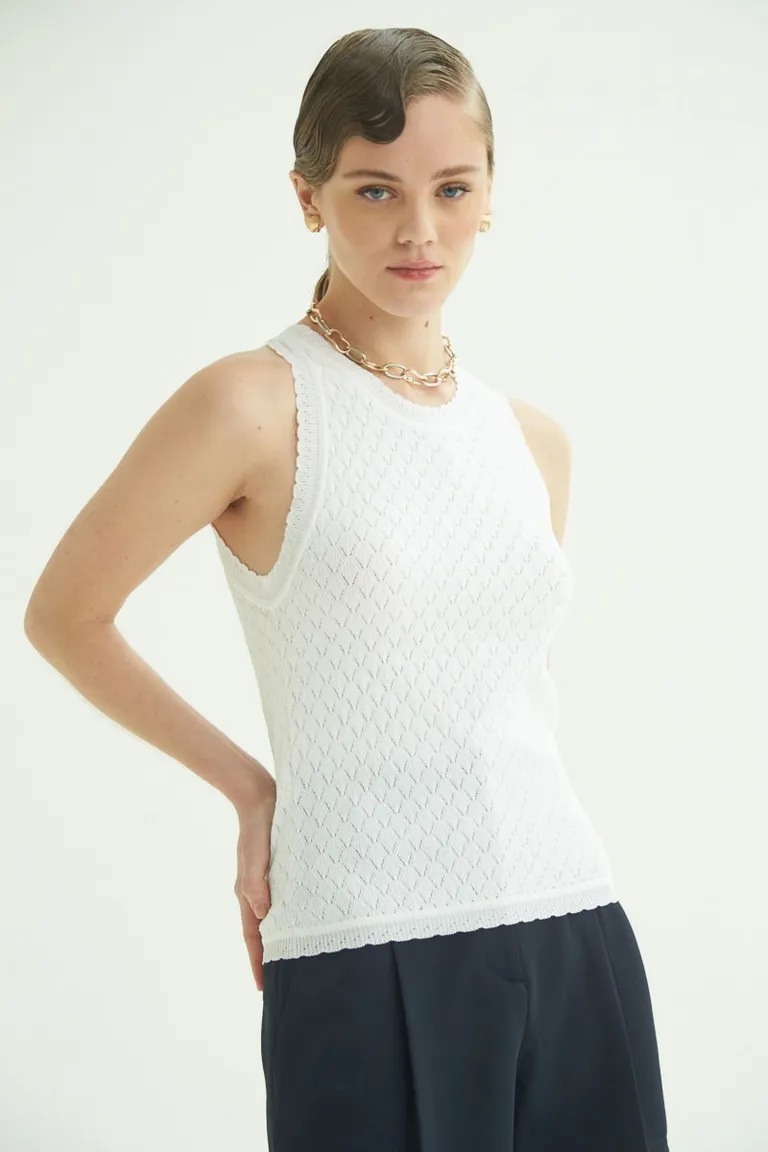 Musculosa blanca tejida con detalle fantasía, fresca y cómoda para lucir estilo de Las Pepas en Tops para argentina