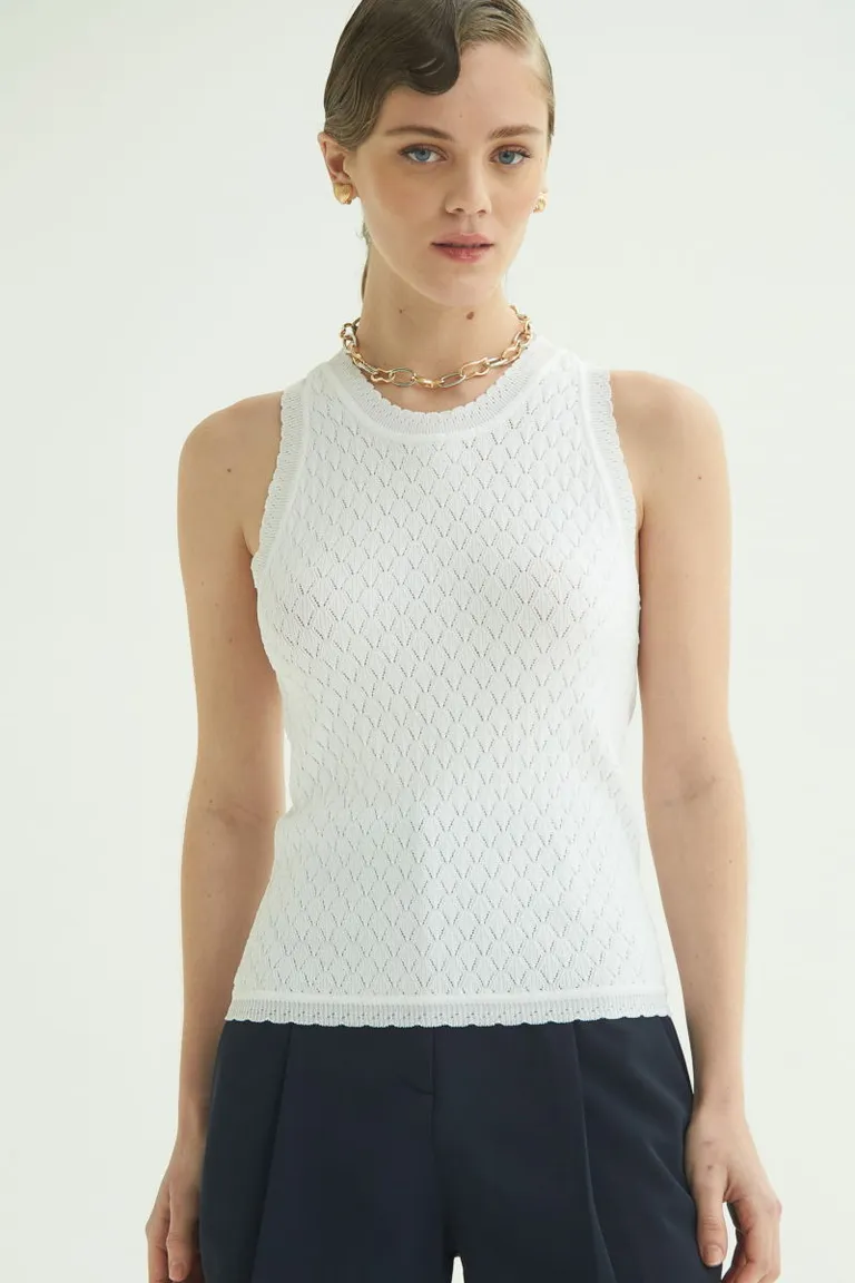 Musculosa blanca tejida con detalle fantasía, fresca y cómoda para lucir estilo de Las Pepas en Tops para argentina