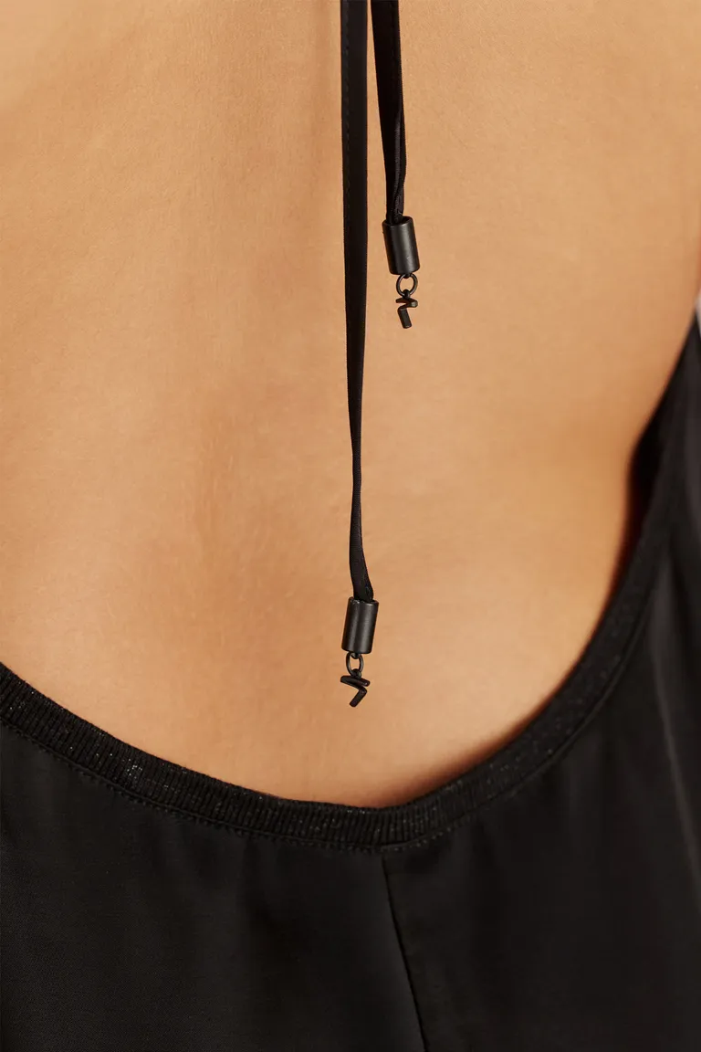 Vestido negro de satín con espalda al descubierto para una apariencia elegante y sofisticada de Tucci en Vestidos para argentina