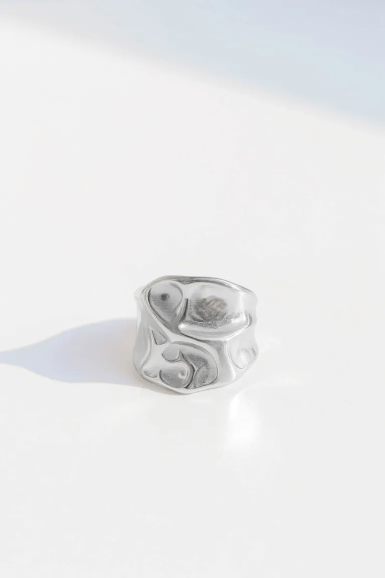 Anillo diseño orgánico con relieves fluidos y estructura abierta ajustable de Maria Cher en Bijouterie para argentina