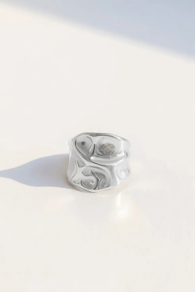 Anillo diseño orgánico con relieves fluidos y estructura abierta ajustable de Maria Cher en Bijouterie para argentina