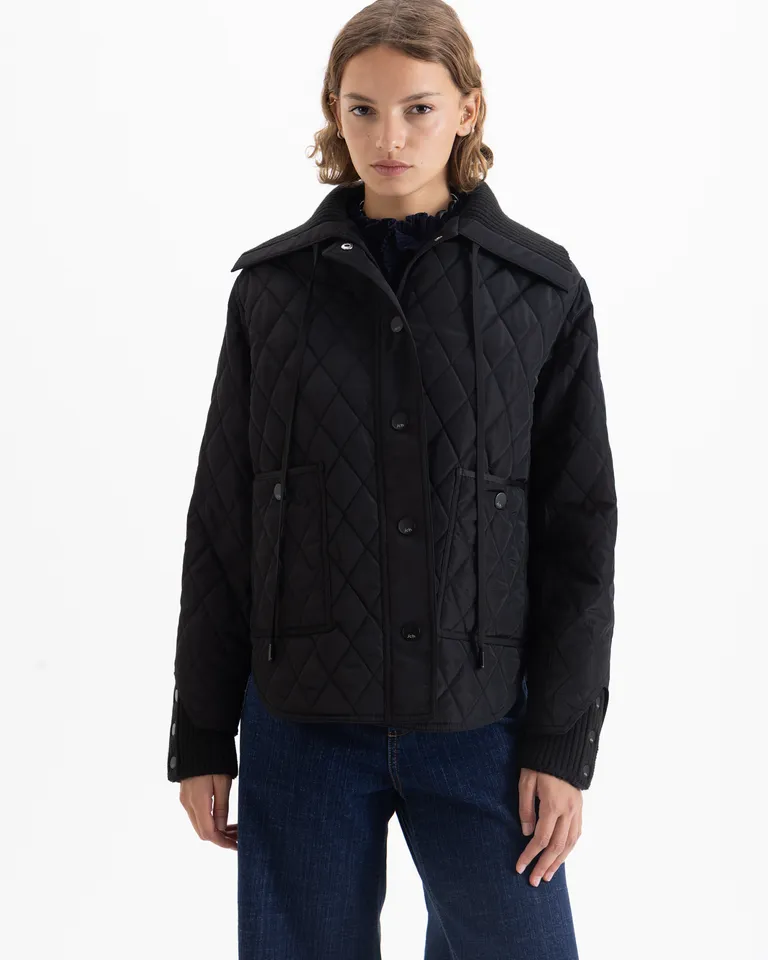 Campera matelaseada de corte recto con cuello y puños tejidos con cierre frontal de broches de Jazmin Chebar en Chaquetas para argentina