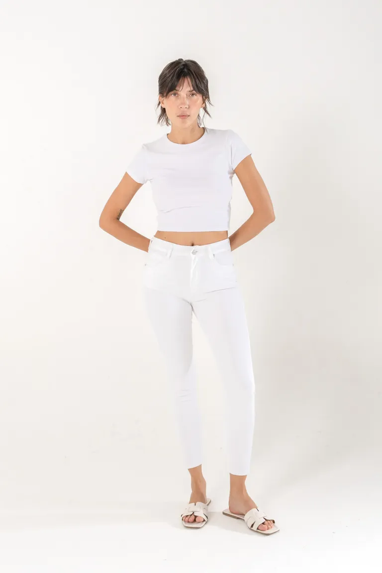 Remera de corte recto y manga corta en color blanco para mujer de Akiabara en Remeras para argentina