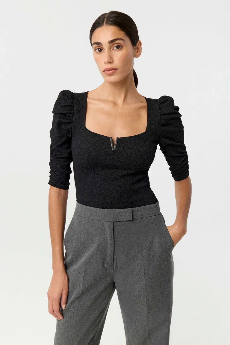 Remera de punto con escote cuadrado, mangas tres cuartos abullonadas y detalle metálico en frente de Markova en Remeras para argentina