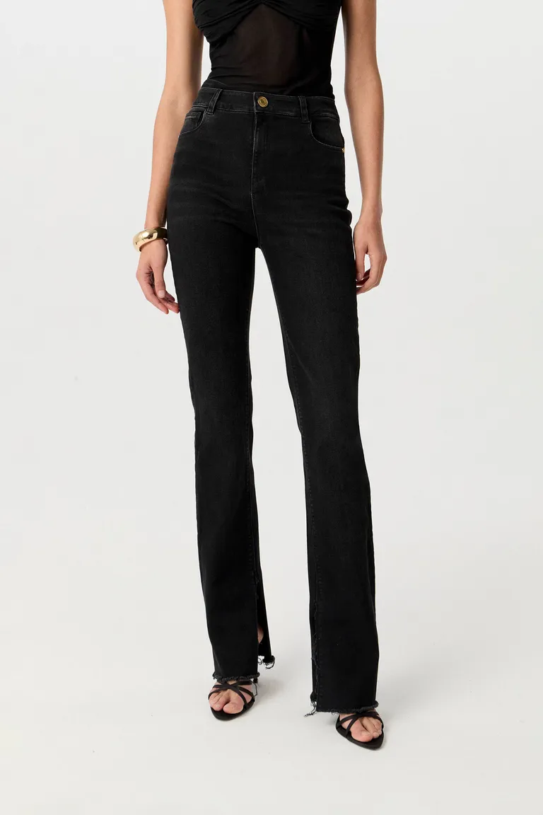 Pantalón de tiro alto con diseño slim flare y 5 bolsillos de Markova en Pantalones para argentina