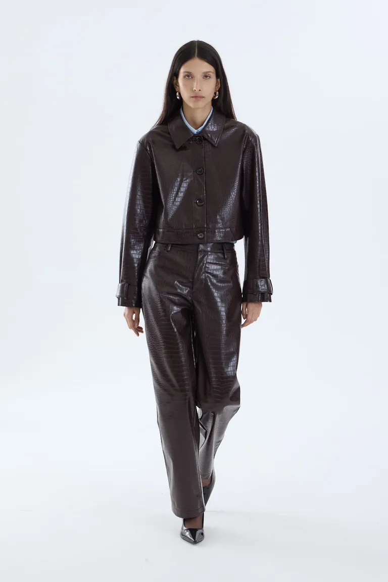 Campera corta con diseño de textura reptil y cuello camisero con cierre frontal de botones de Portsaid en Chaquetas para argentina