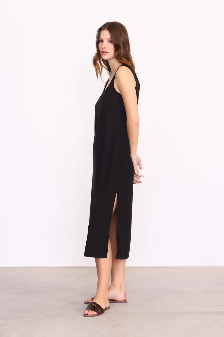 Vestido largo midi recto de punto en color negro con escote redondo de Yagmour en Vestidos para argentina