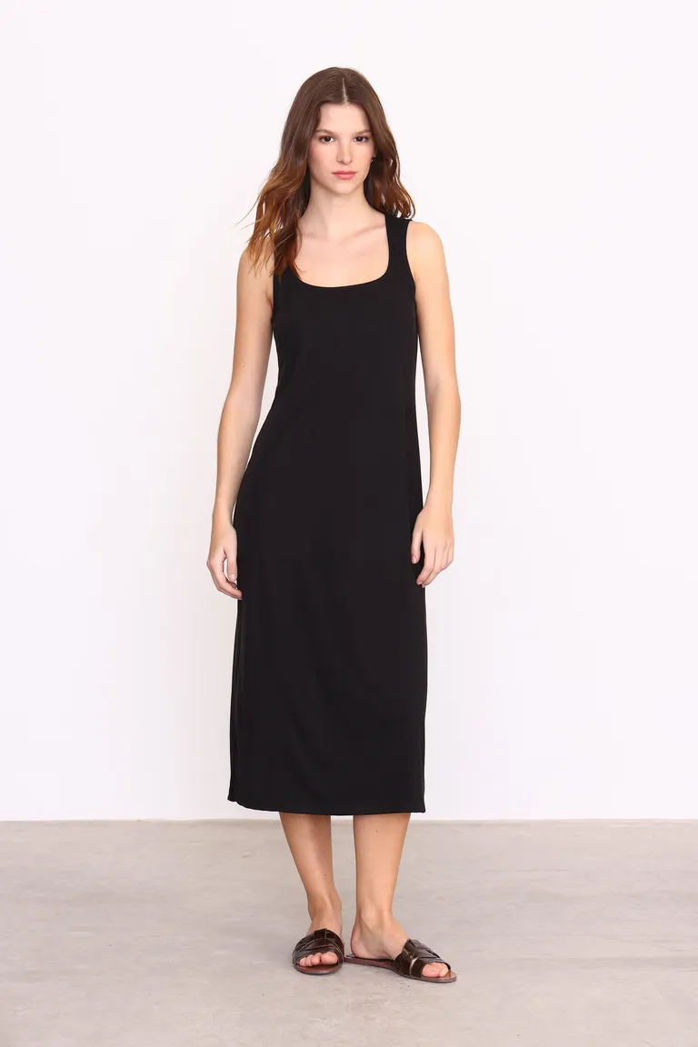 Vestido largo midi recto de punto en color negro con escote redondo de Yagmour en Vestidos para argentina