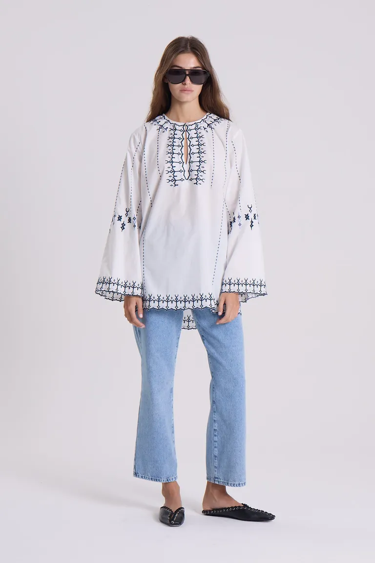Camisa blanca manga larga con bordado distintivo para mujer de Maria Cher en Camisas para argentina