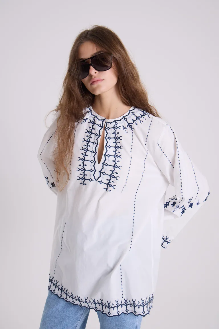 Camisa blanca manga larga con bordado distintivo para mujer de Maria Cher en Camisas para argentina