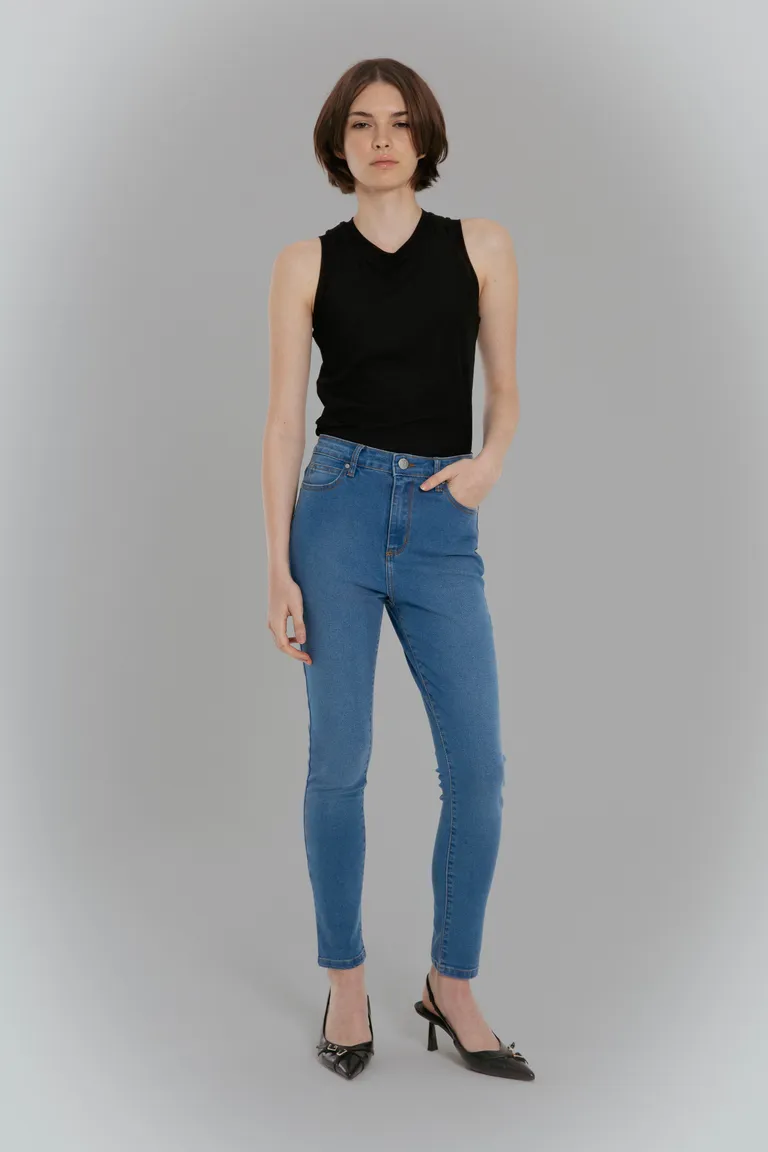 Pantalón chupín de denim con corte ajustado y lavado medio de Naíma en Pantalones para argentina