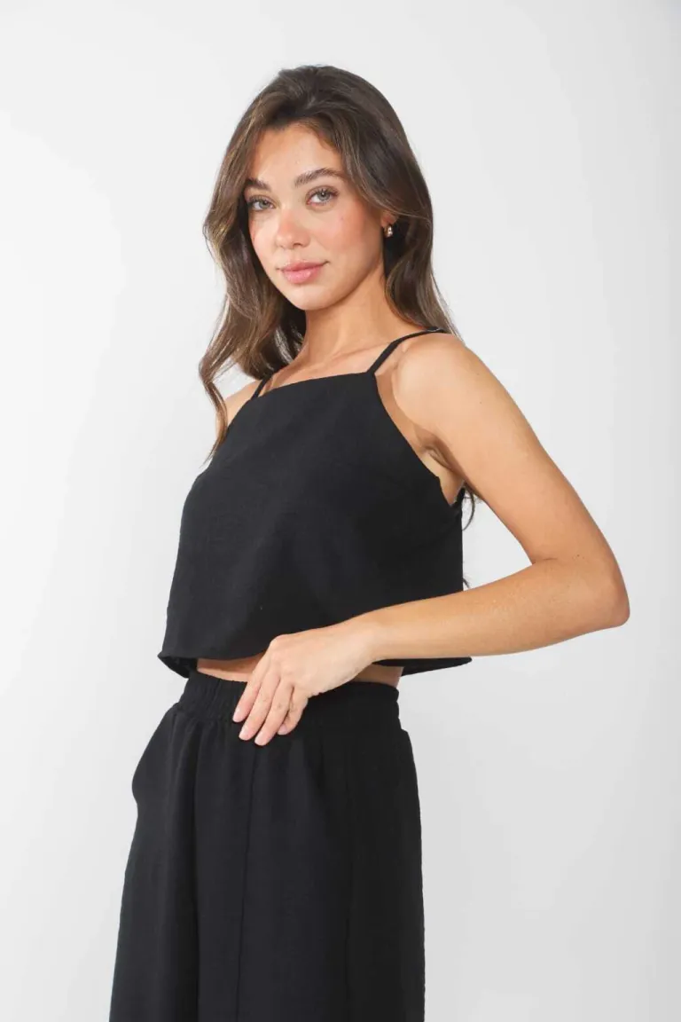 Top de lino con pinzas y breteles regulables, ideal para looks casuales y elegantes de Belle en Tops para argentina