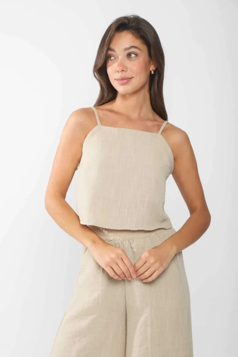 Top de lino con pinzas y breteles regulables, ideal para looks casuales y elegantes de Belle en Tops para argentina